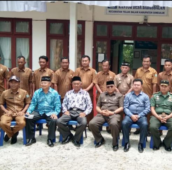 Foto Bersama Pemerintah Desa babussalam dan Pemerintah Kabupaten Simeulue
